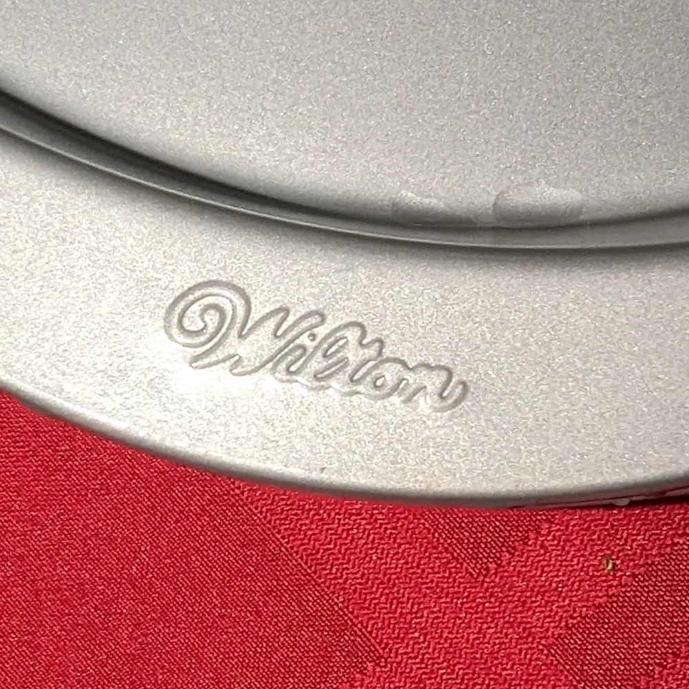 Round Wilton cake pan